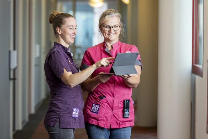 Versterken eerste lijn - twee zorgprofessionals overleggen met elkaar